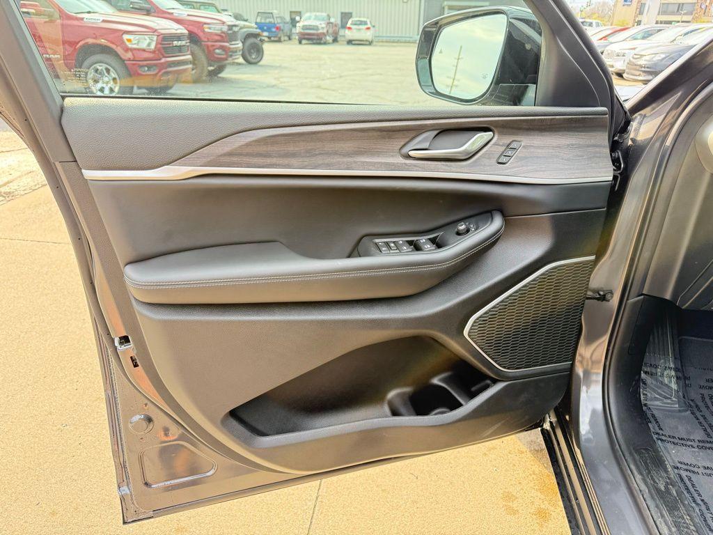 new 2026 Jeep Grand Cherokee car, priced at $51,145