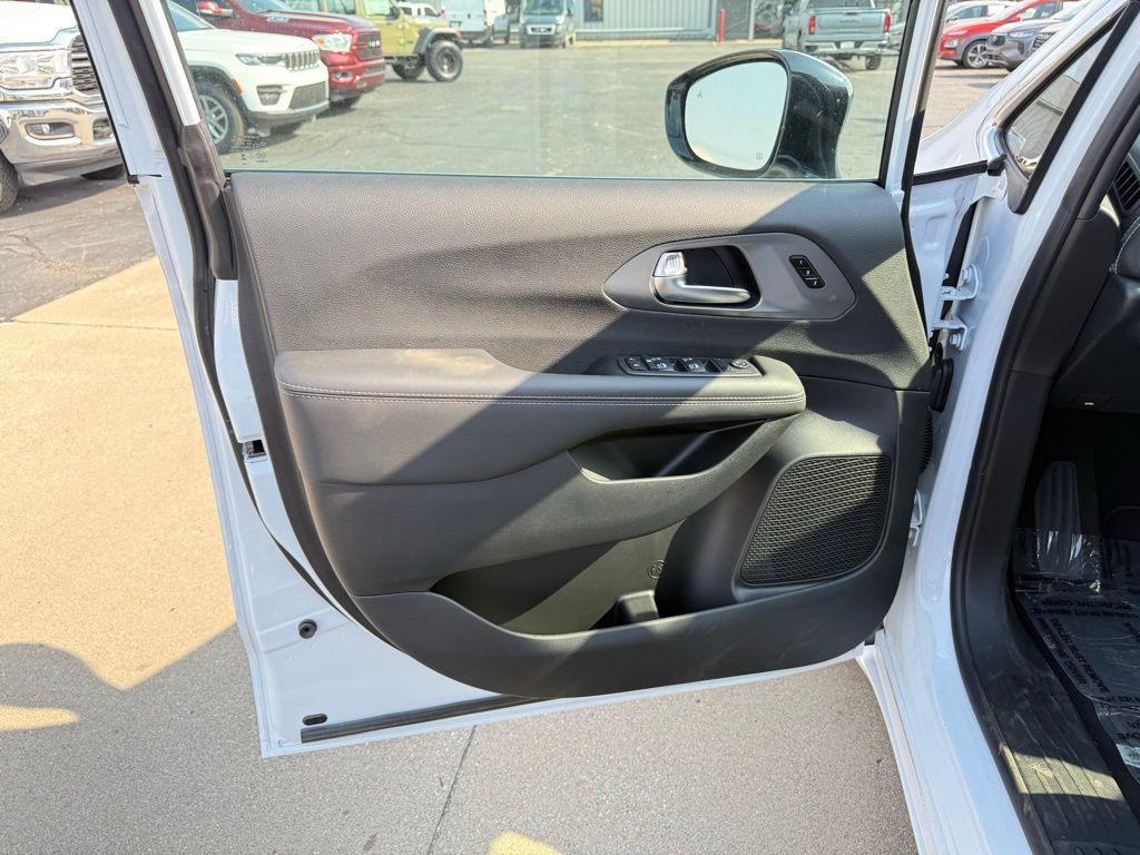 new 2025 Chrysler Pacifica car, priced at $45,725