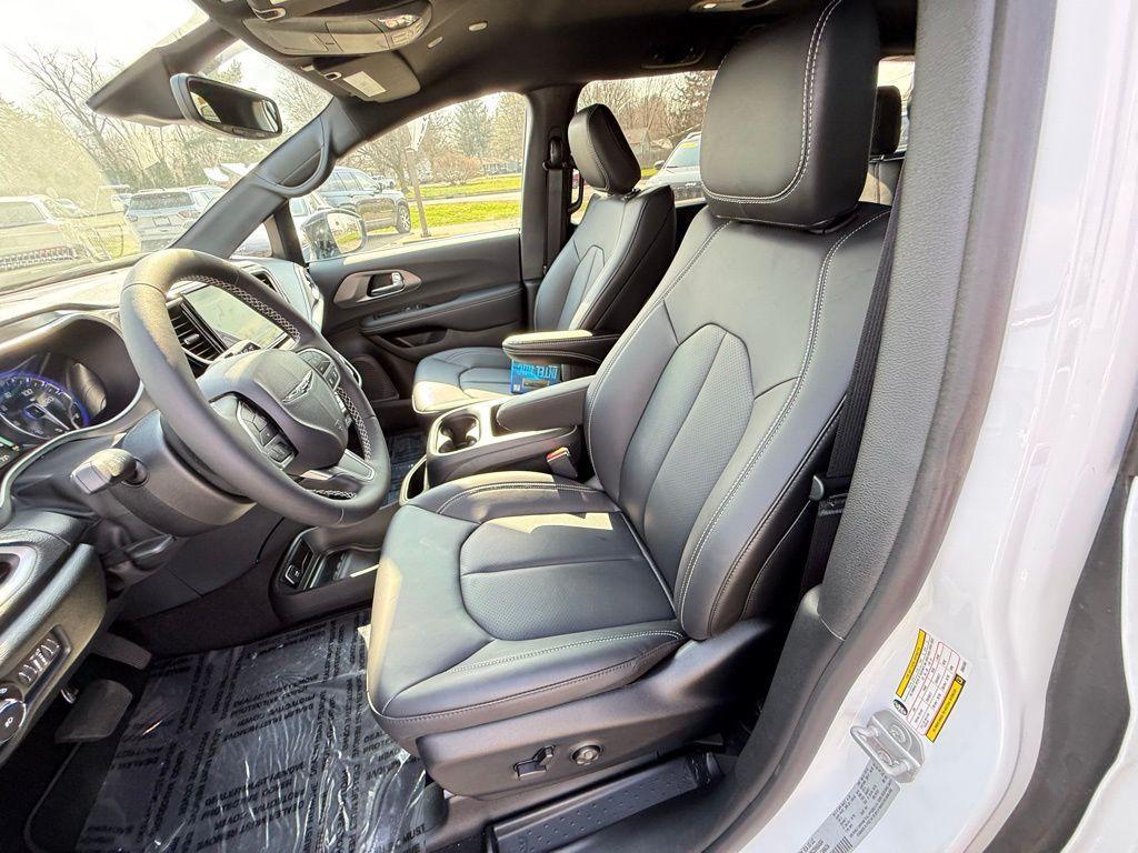 new 2025 Chrysler Pacifica car, priced at $45,725