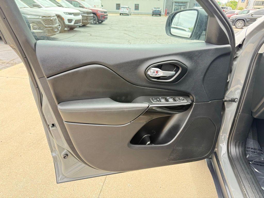 used 2023 Jeep Cherokee car, priced at $22,975