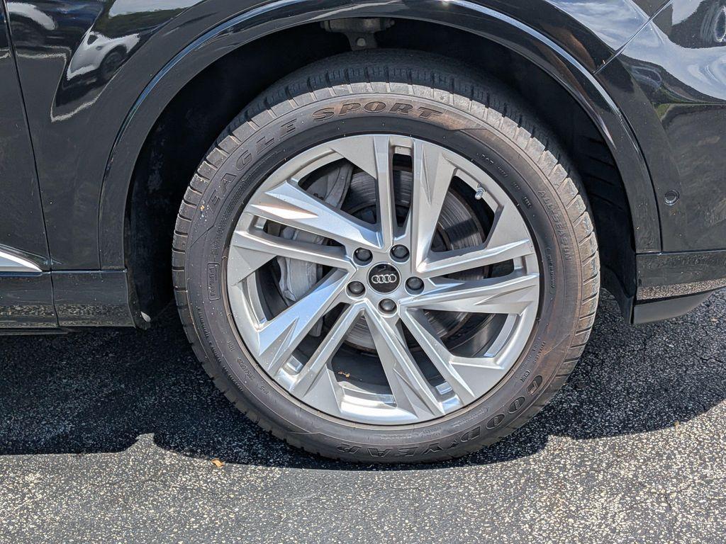 Audi Q7 view 11
