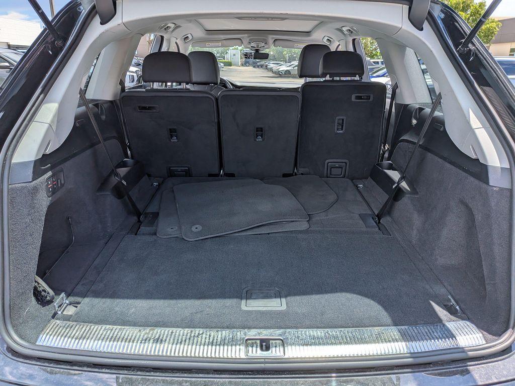 Audi Q7 view 13