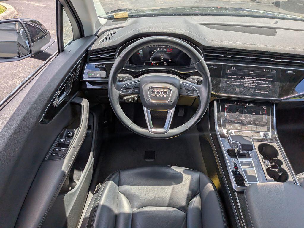 Audi Q7 view 18