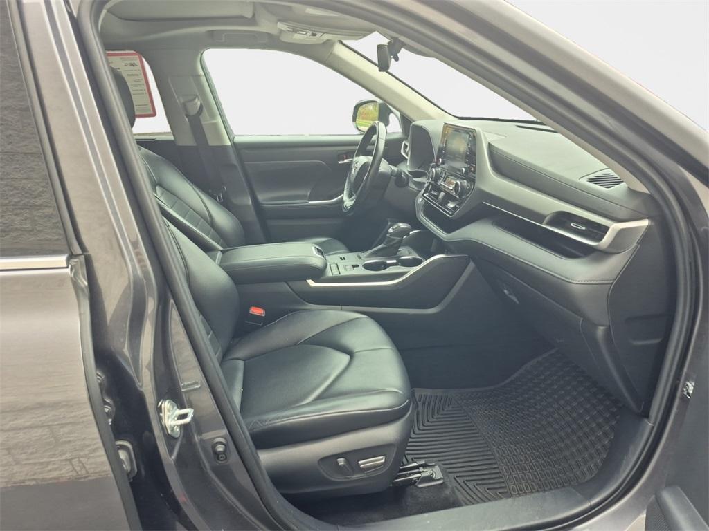 used 2022 Toyota Highlander car, priced at $25,369