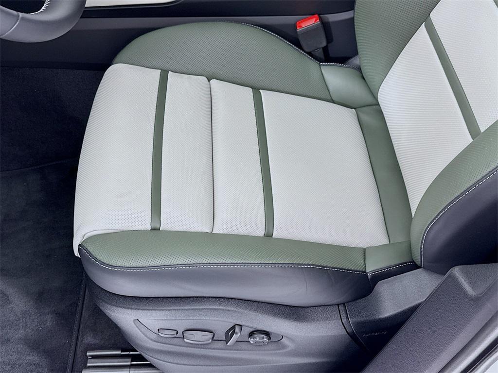 new 2025 Porsche Cayenne car, priced at $125,995