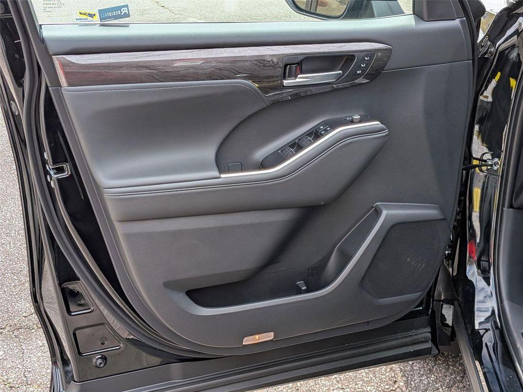 new 2026 Toyota Highlander Hybrid car, priced at $56,273