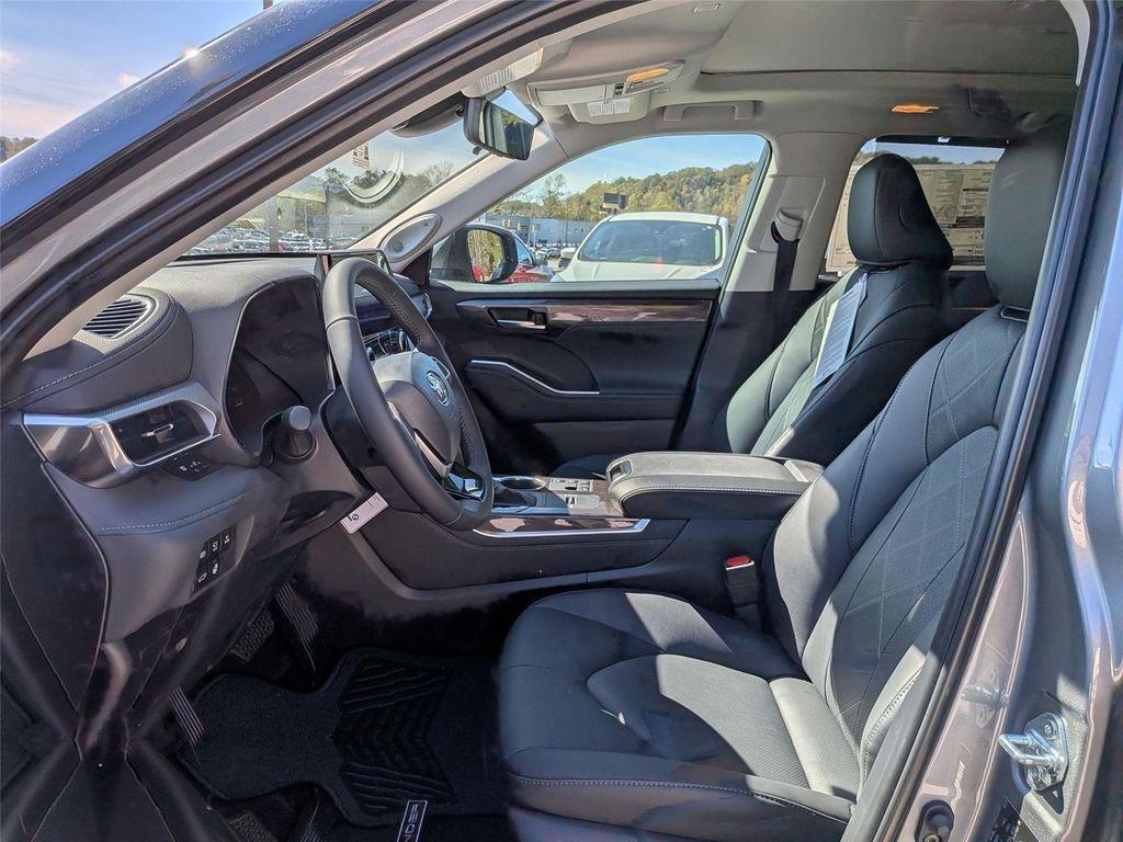 new 2025 Toyota Highlander Hybrid car, priced at $60,720