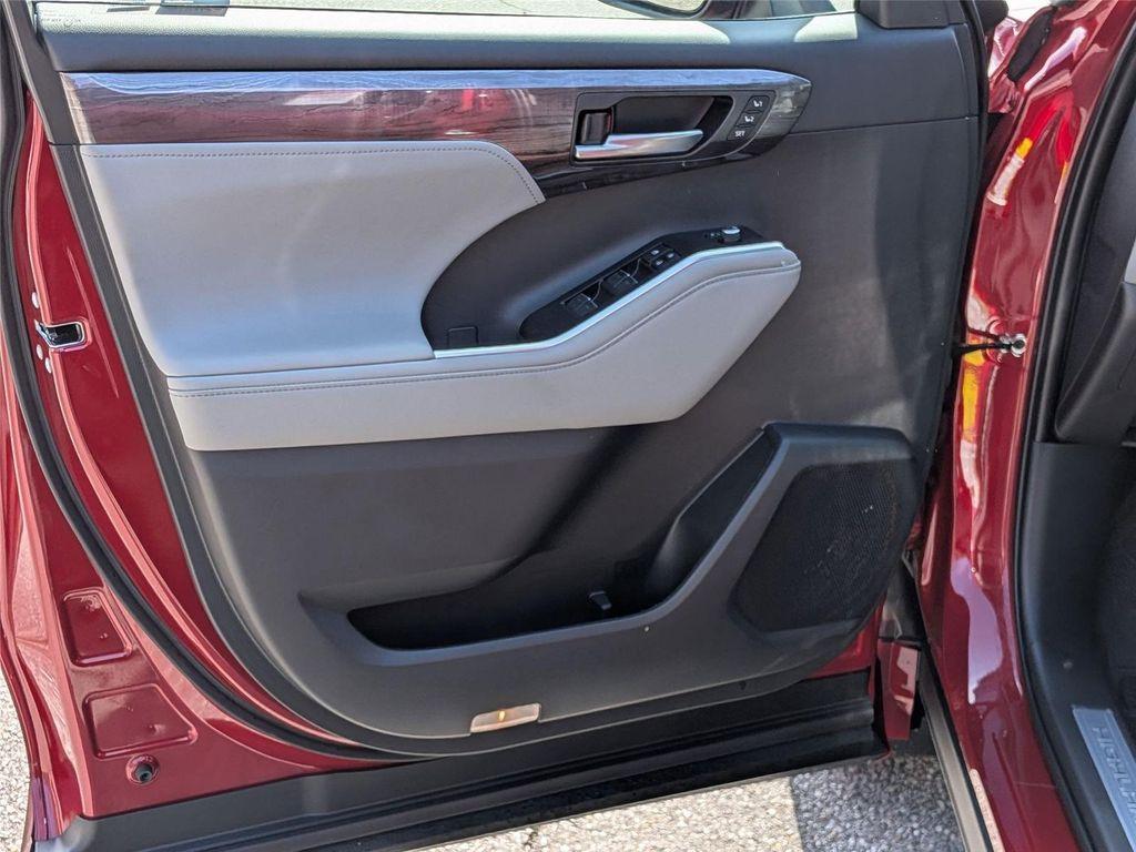 new 2026 Toyota Highlander Hybrid car, priced at $54,494