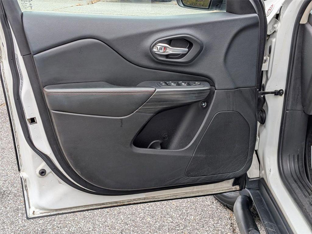 used 2015 Jeep Cherokee car, priced at $11,498