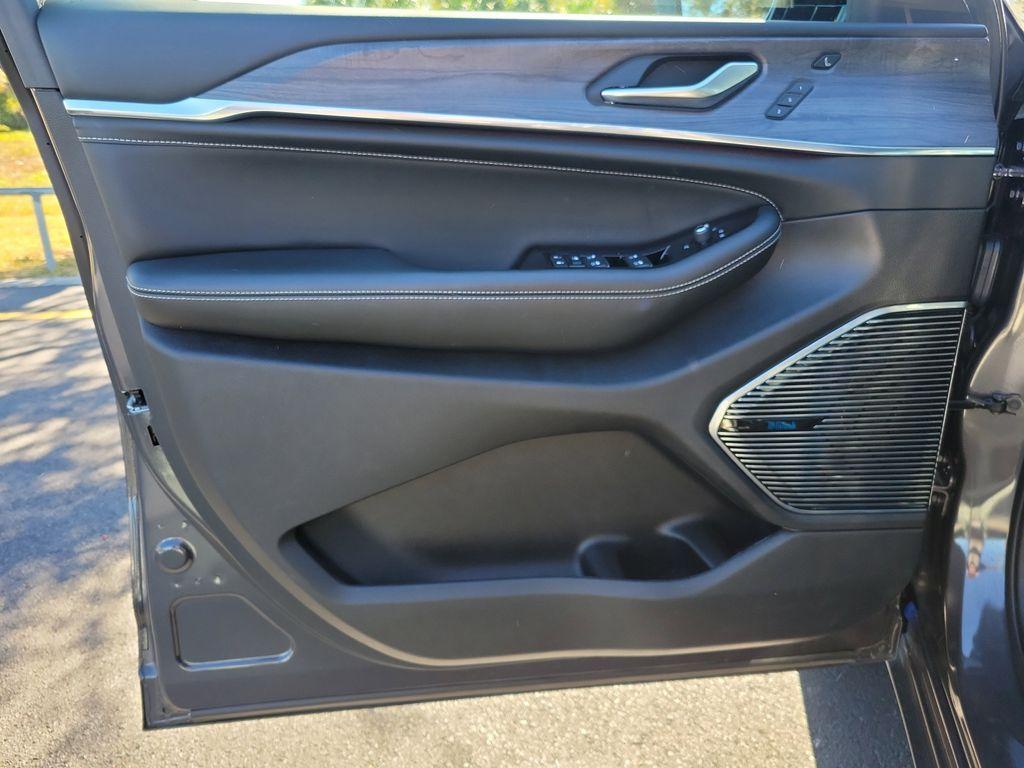 used 2023 Jeep Grand Cherokee car, priced at $35,489