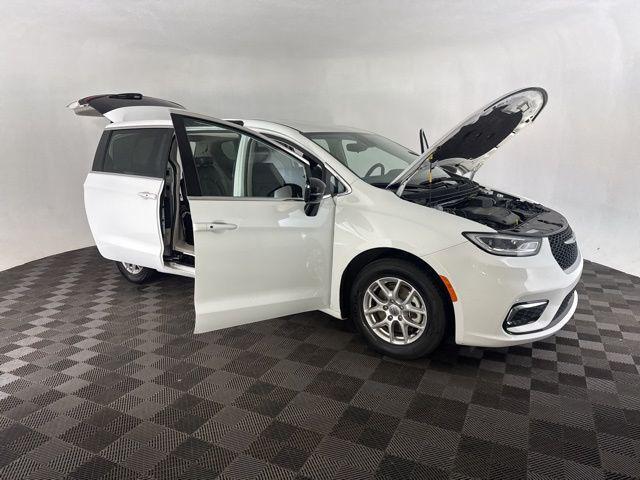 used 2024 Chrysler Pacifica car, priced at $27,800