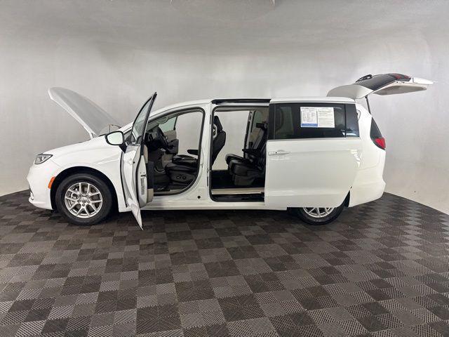 used 2024 Chrysler Pacifica car, priced at $27,800