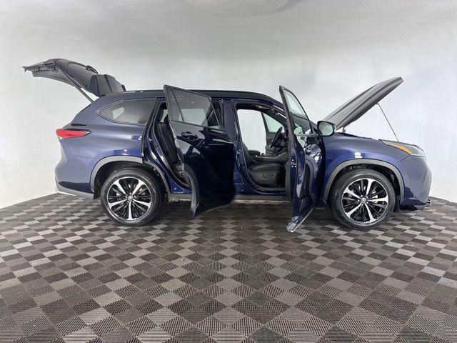 used 2021 Toyota Highlander car, priced at $28,900