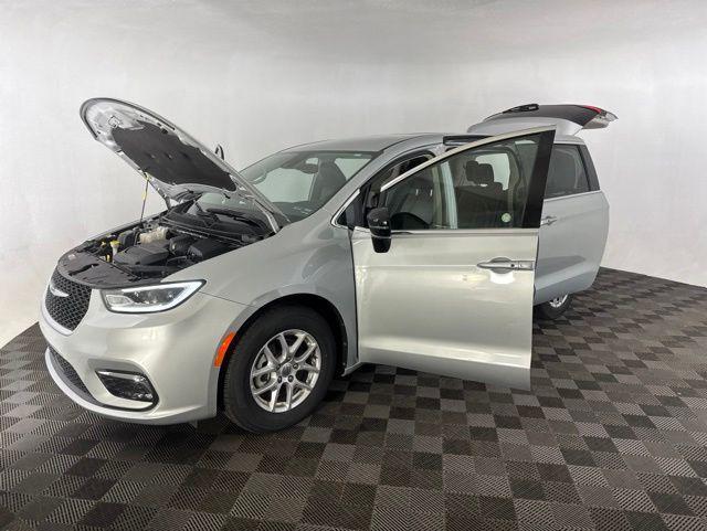 used 2024 Chrysler Pacifica car, priced at $27,896