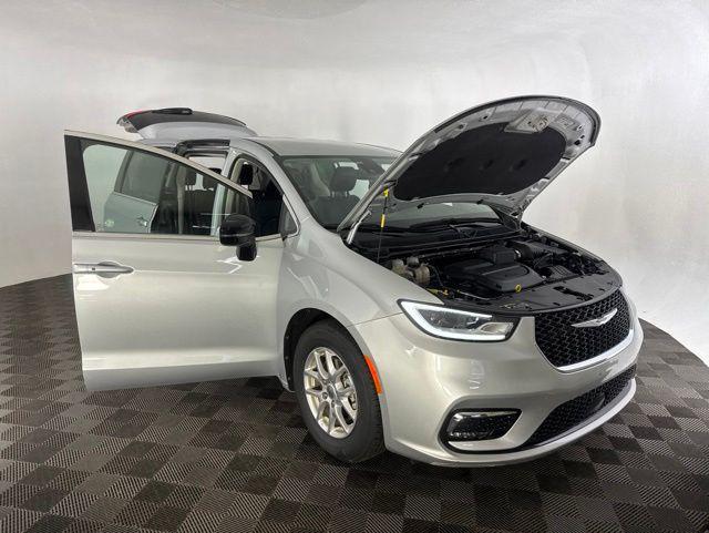 used 2024 Chrysler Pacifica car, priced at $27,896