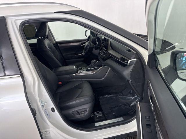 used 2021 Toyota Highlander car, priced at $24,500