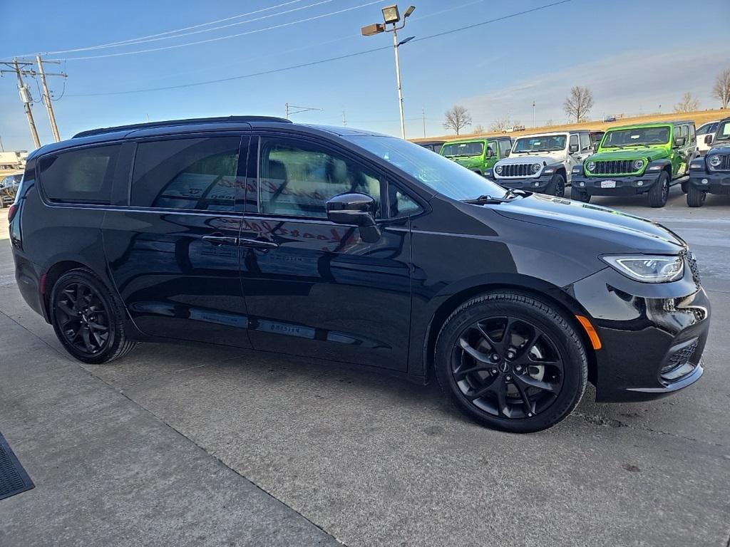 used 2025 Chrysler Pacifica car, priced at $35,995