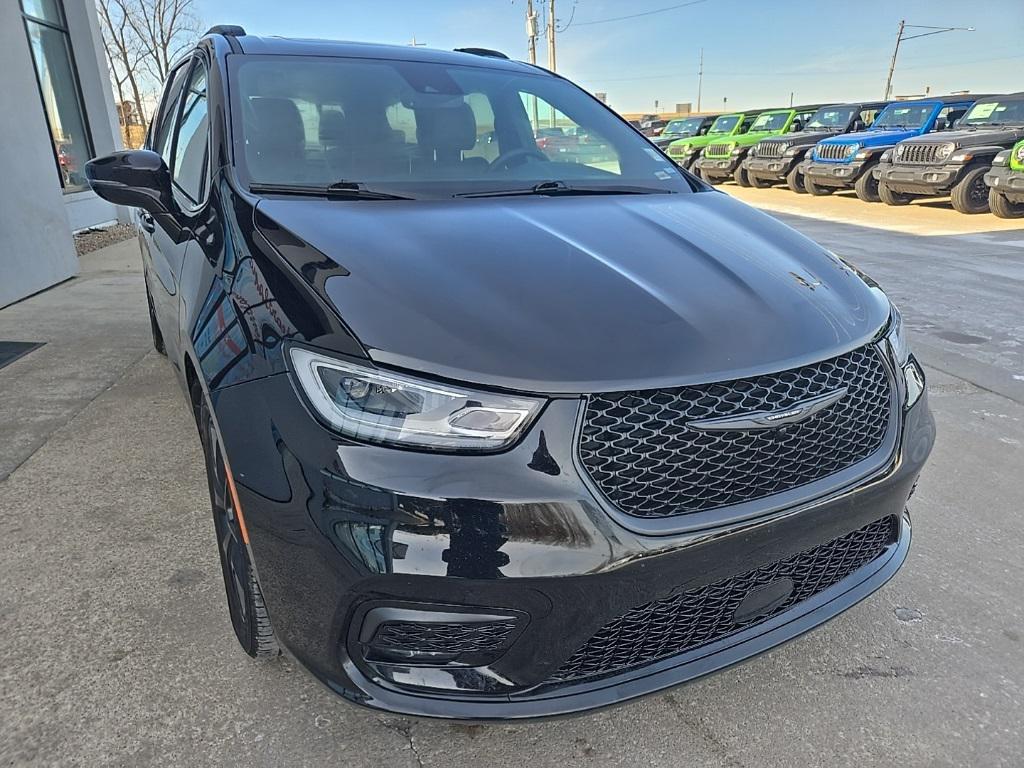 used 2025 Chrysler Pacifica car, priced at $35,995