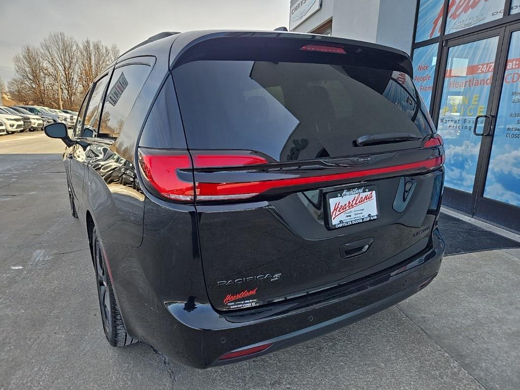 used 2025 Chrysler Pacifica car, priced at $35,995