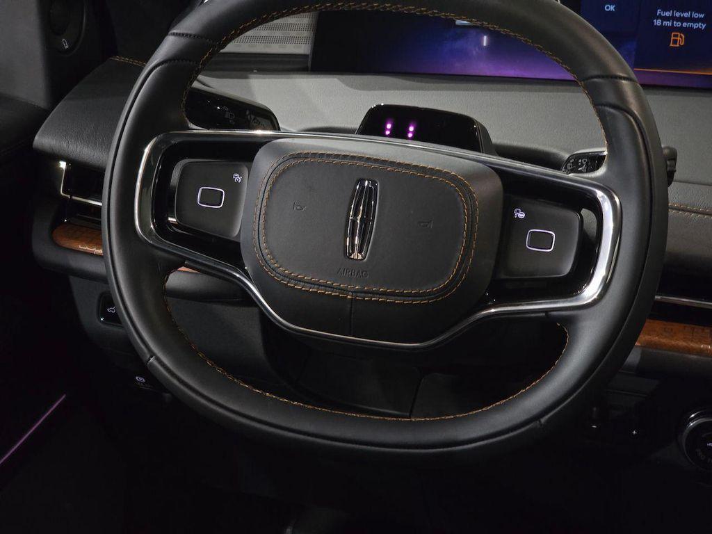 new 2025 Lincoln Navigator car, priced at $115,527