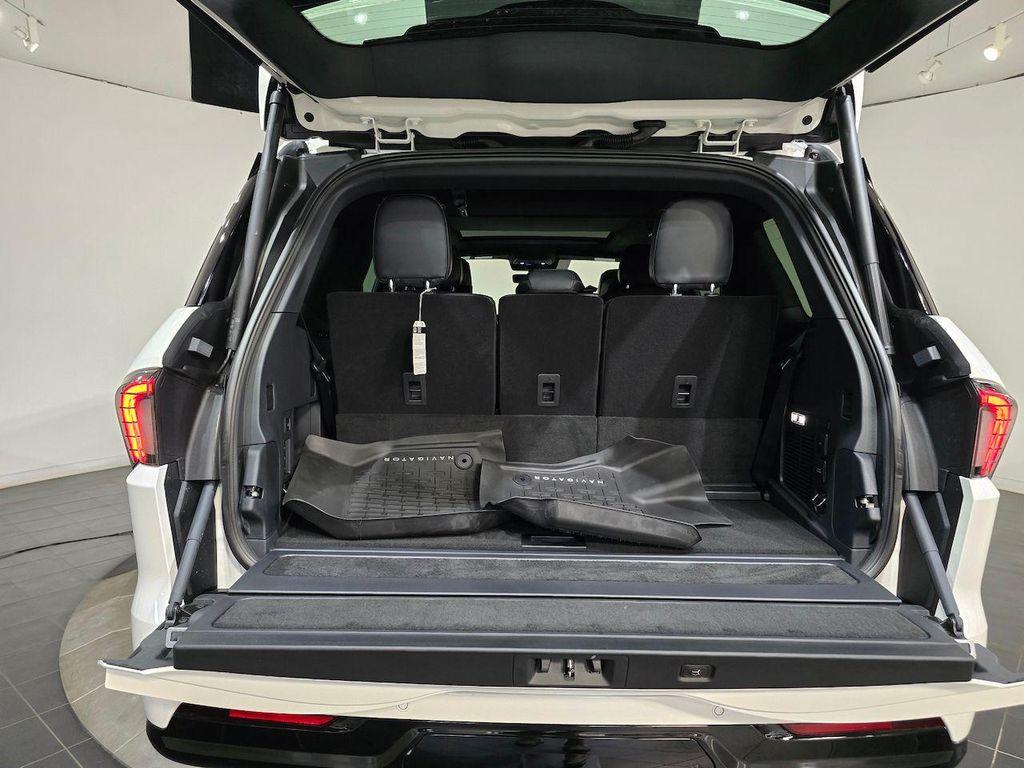 new 2025 Lincoln Navigator car, priced at $115,527