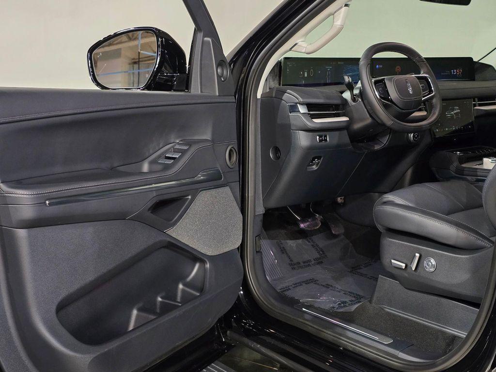 new 2025 Lincoln Navigator car, priced at $105,580