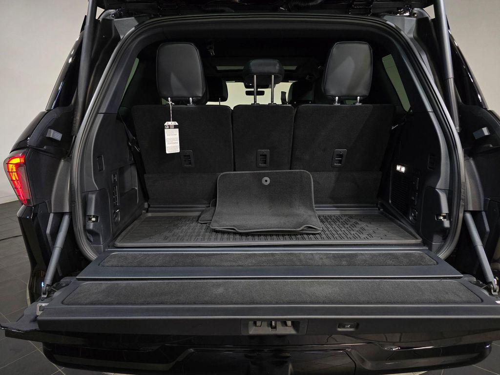 new 2025 Lincoln Navigator car, priced at $102,024