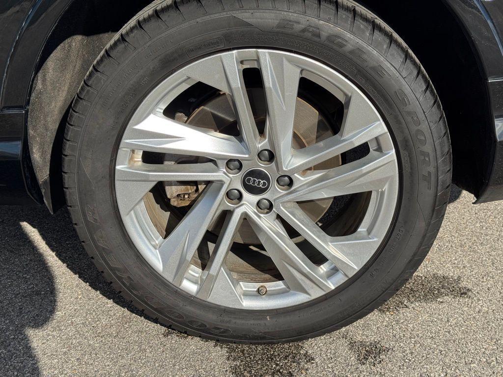 used 2024 Audi Q7 car, priced at $37,400