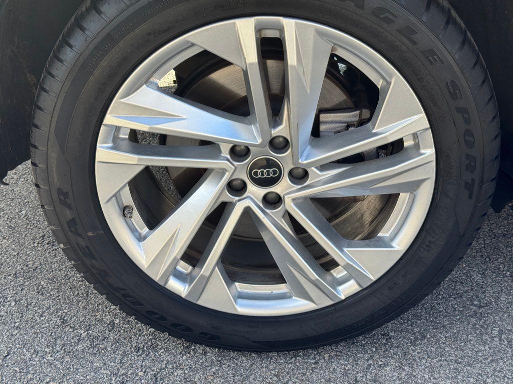 used 2024 Audi Q7 car, priced at $37,400