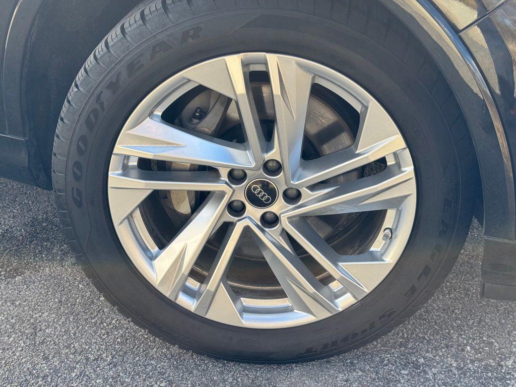 used 2024 Audi Q7 car, priced at $37,400