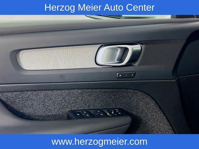 used 2025 Volvo XC40 car