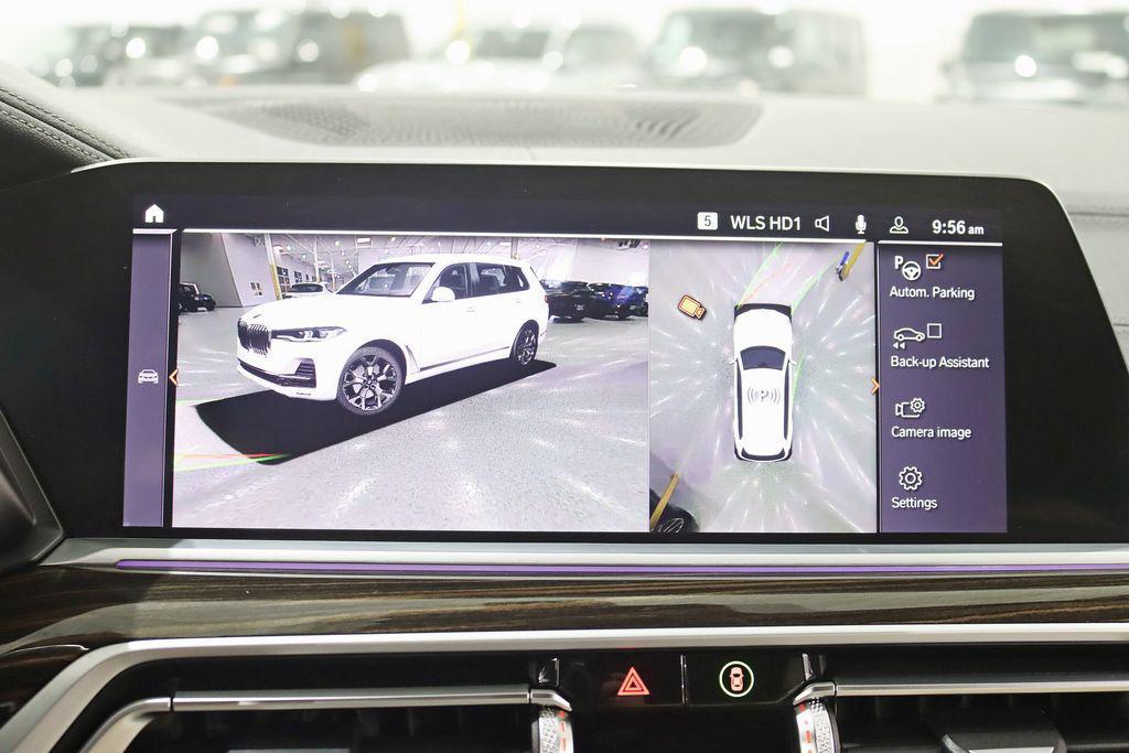 BMW X7 view 21