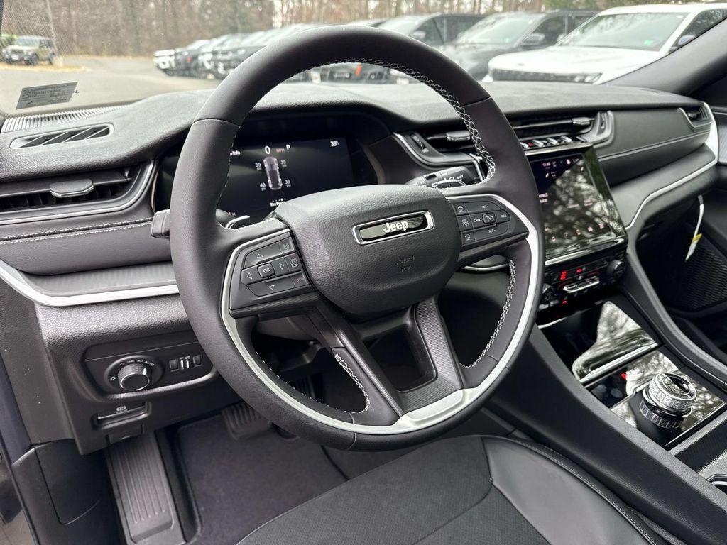 new 2025 Jeep Grand Cherokee car, priced at $37,101