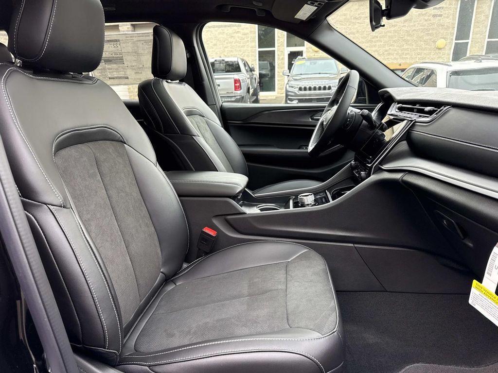 new 2025 Jeep Grand Cherokee car, priced at $37,101