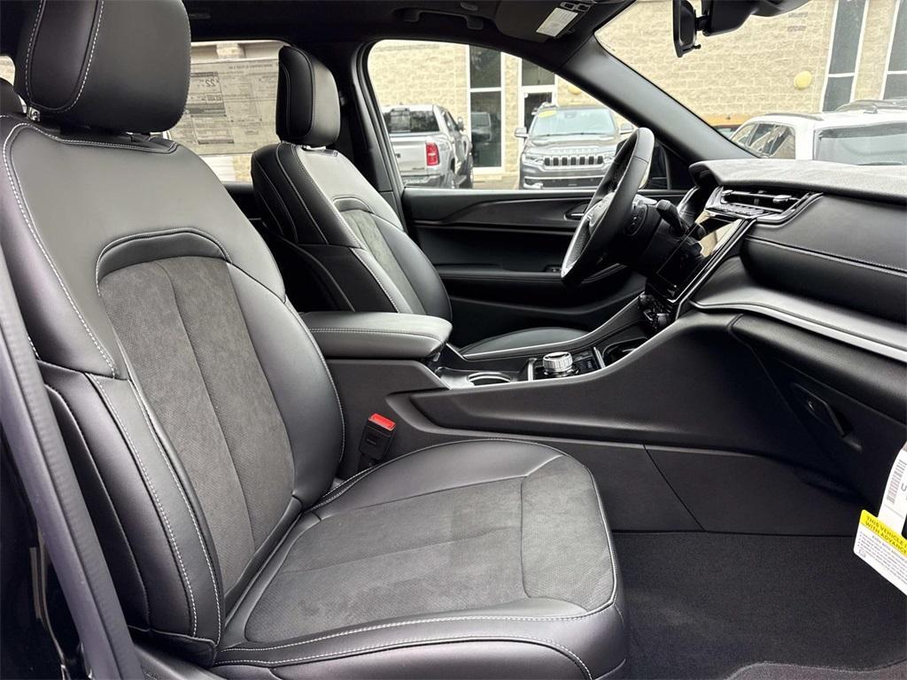 new 2025 Jeep Grand Cherokee car, priced at $40,101