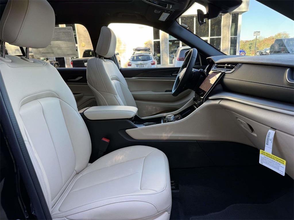 new 2025 Jeep Grand Cherokee L car, priced at $42,677