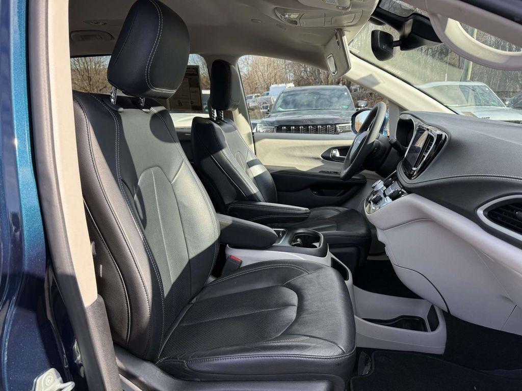 used 2022 Chrysler Pacifica Hybrid car, priced at $23,547