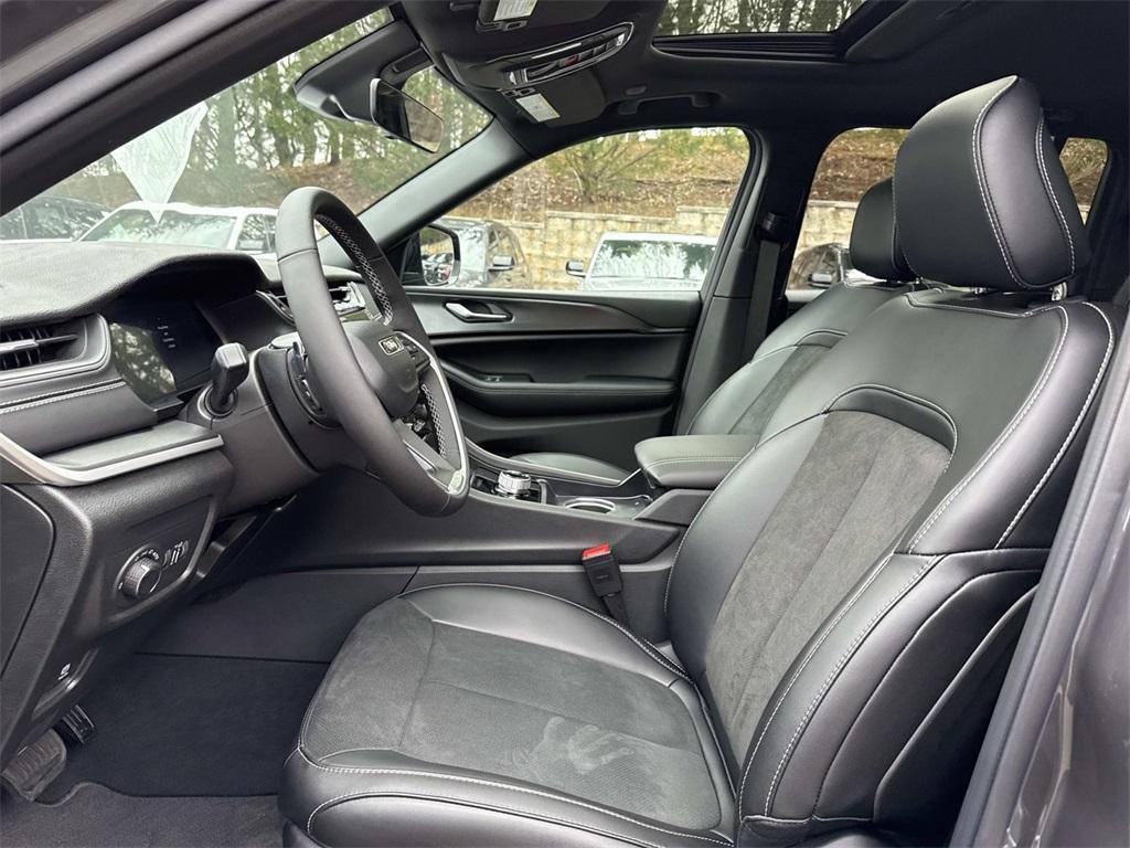 new 2025 Jeep Grand Cherokee car, priced at $40,101