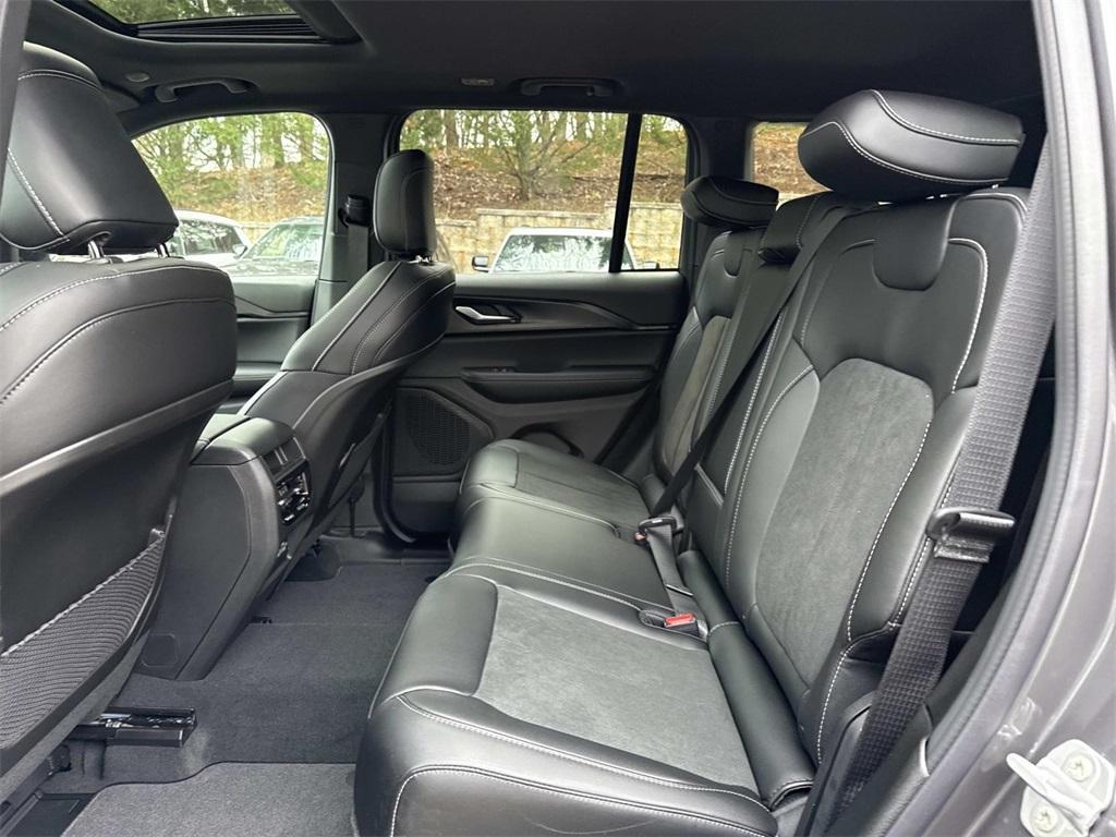 new 2025 Jeep Grand Cherokee car, priced at $40,101