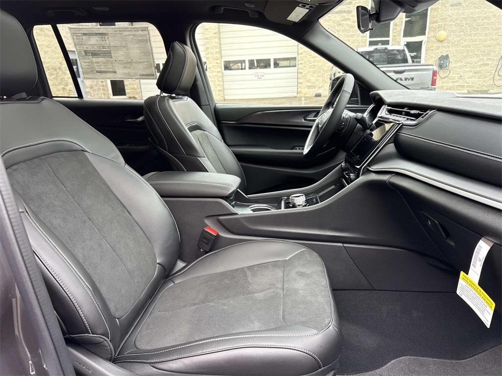 new 2025 Jeep Grand Cherokee car, priced at $40,101