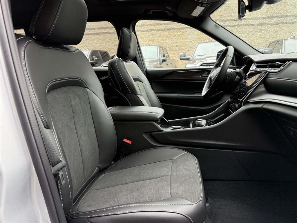 new 2025 Jeep Grand Cherokee car, priced at $39,205