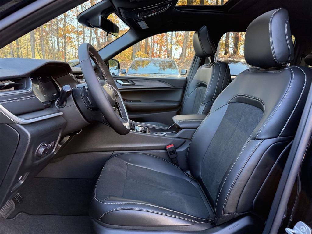 new 2025 Jeep Grand Cherokee car, priced at $39,205