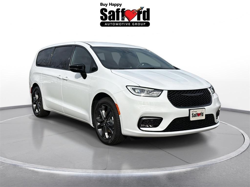 new 2026 Chrysler Pacifica car, priced at $39,607