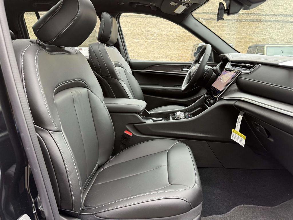 new 2025 Jeep Grand Cherokee car, priced at $38,877