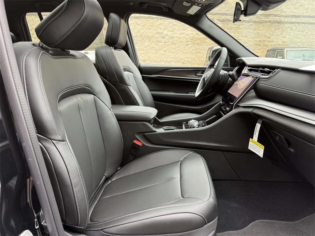 new 2025 Jeep Grand Cherokee car, priced at $40,877