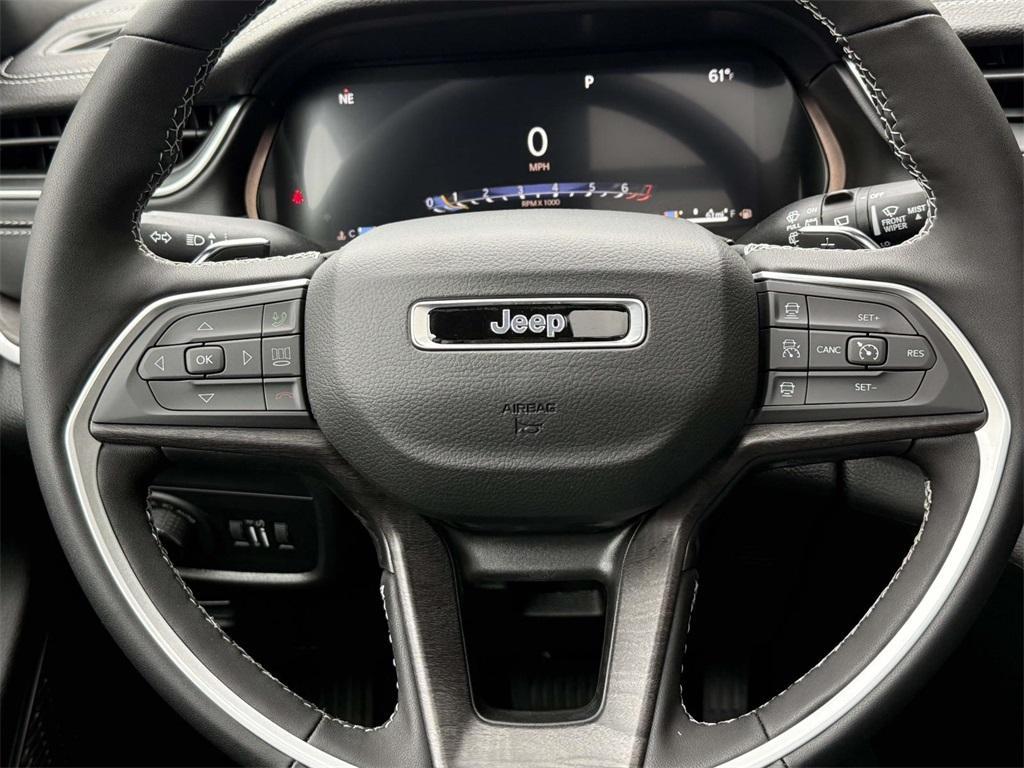 new 2025 Jeep Grand Cherokee car, priced at $40,877