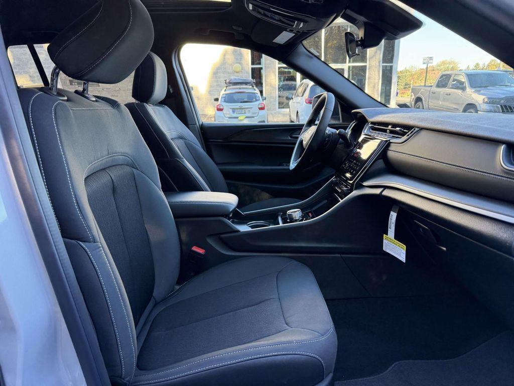 new 2025 Jeep Grand Cherokee car, priced at $35,653