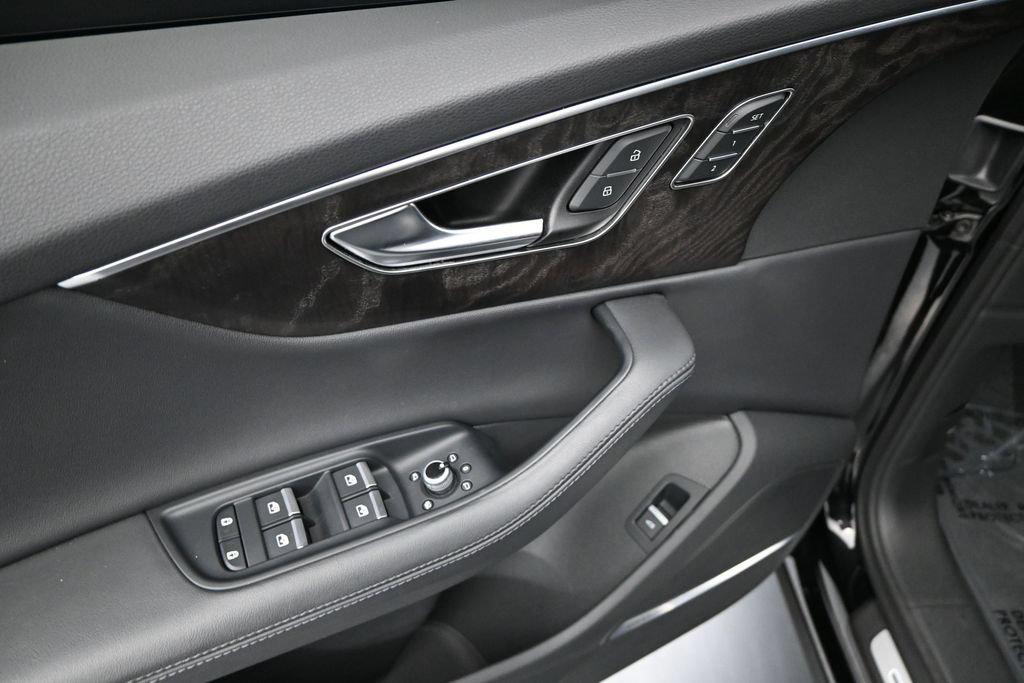 Audi Q7 view 6