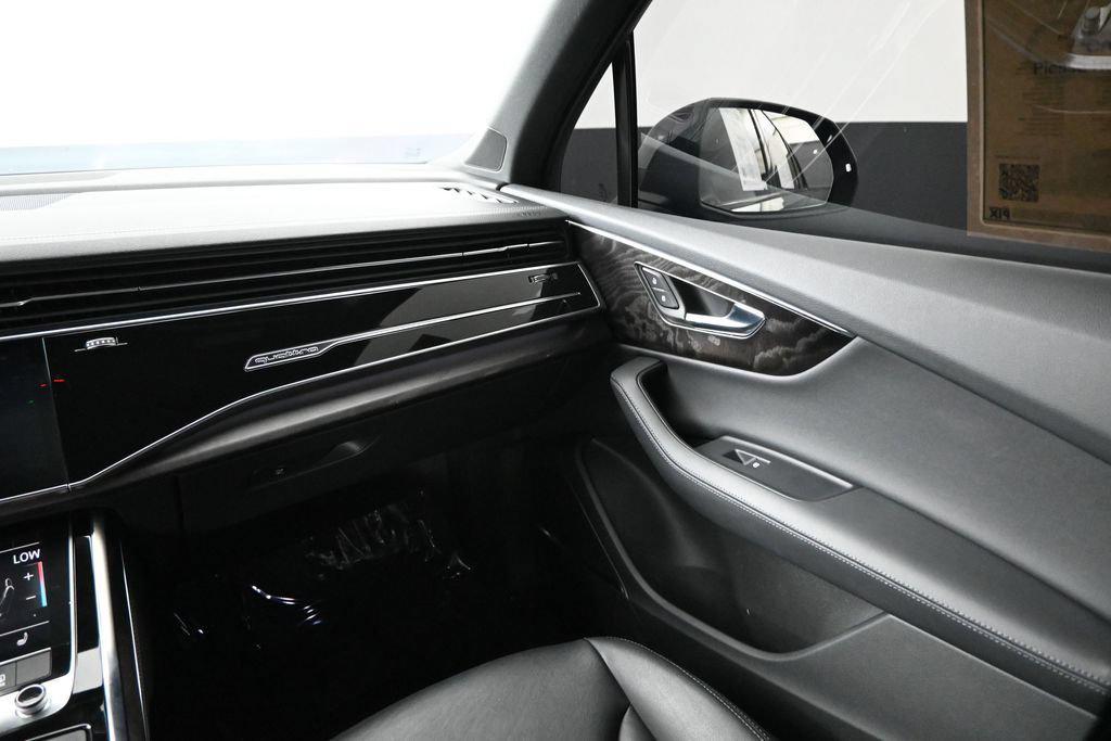 Audi Q7 view 13