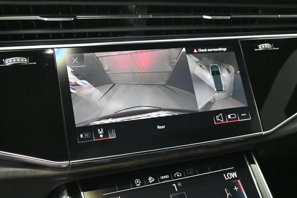 Audi Q7 view 11